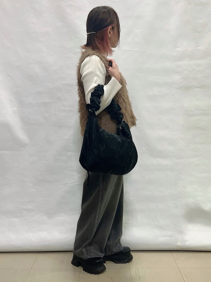 YUIさんの「SHOO･LA･RUE｜【高レビュー/2点セット】着るだけでコーデが決まる フェザーニットベスト&times;リブニット」を使ったコーディネート