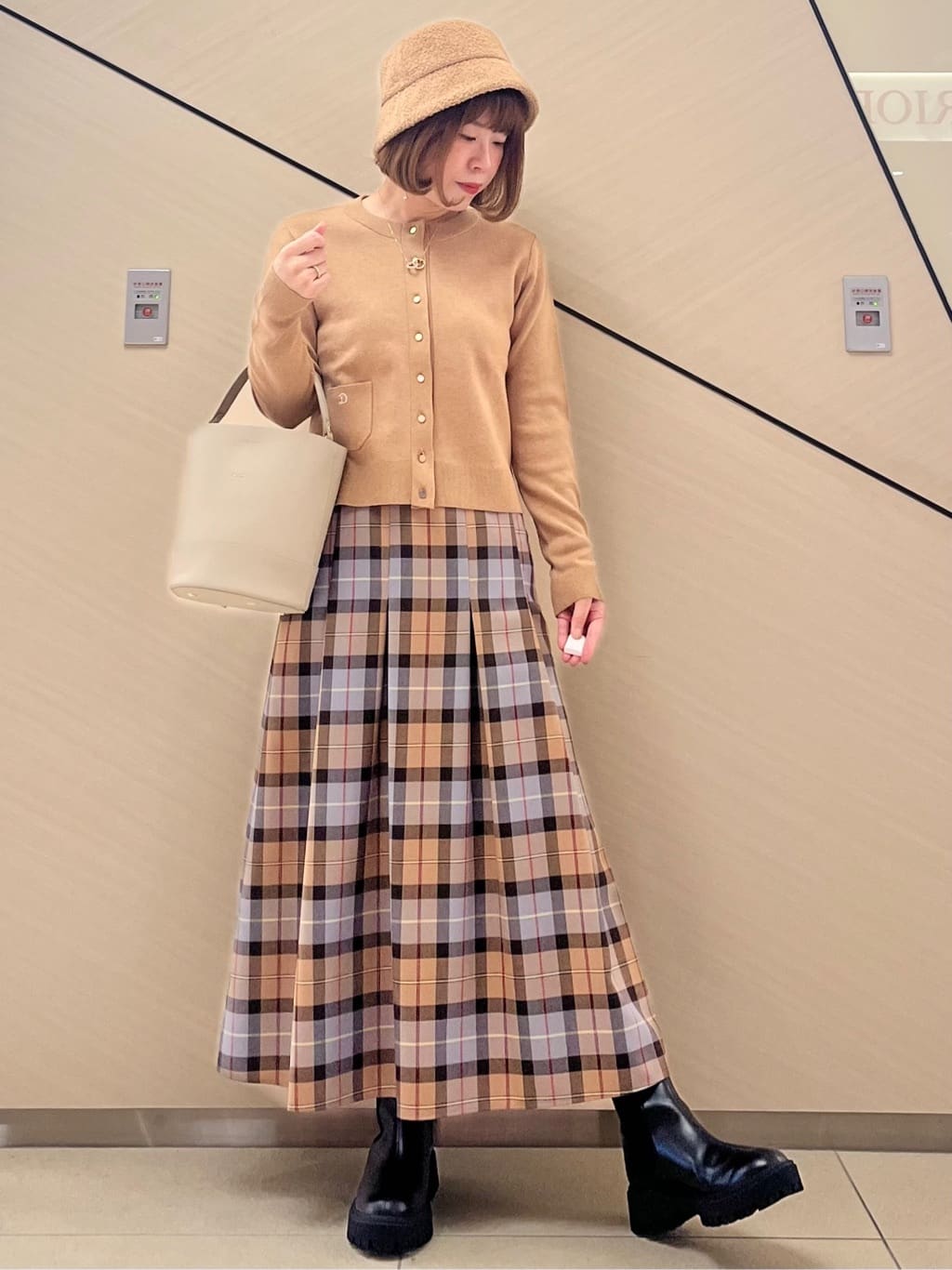 yahataさんの「DRESSTERIOR｜◆チェックタックソフトプリーツスカート」を使ったコーディネート