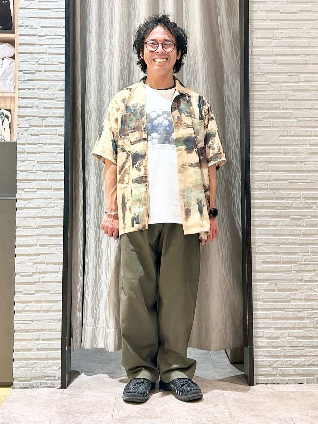KENJI Iさんの「THE SHOP TK｜アートプリントメッシュ半袖シャツ　【洗濯機OK】」を使ったコーディネート