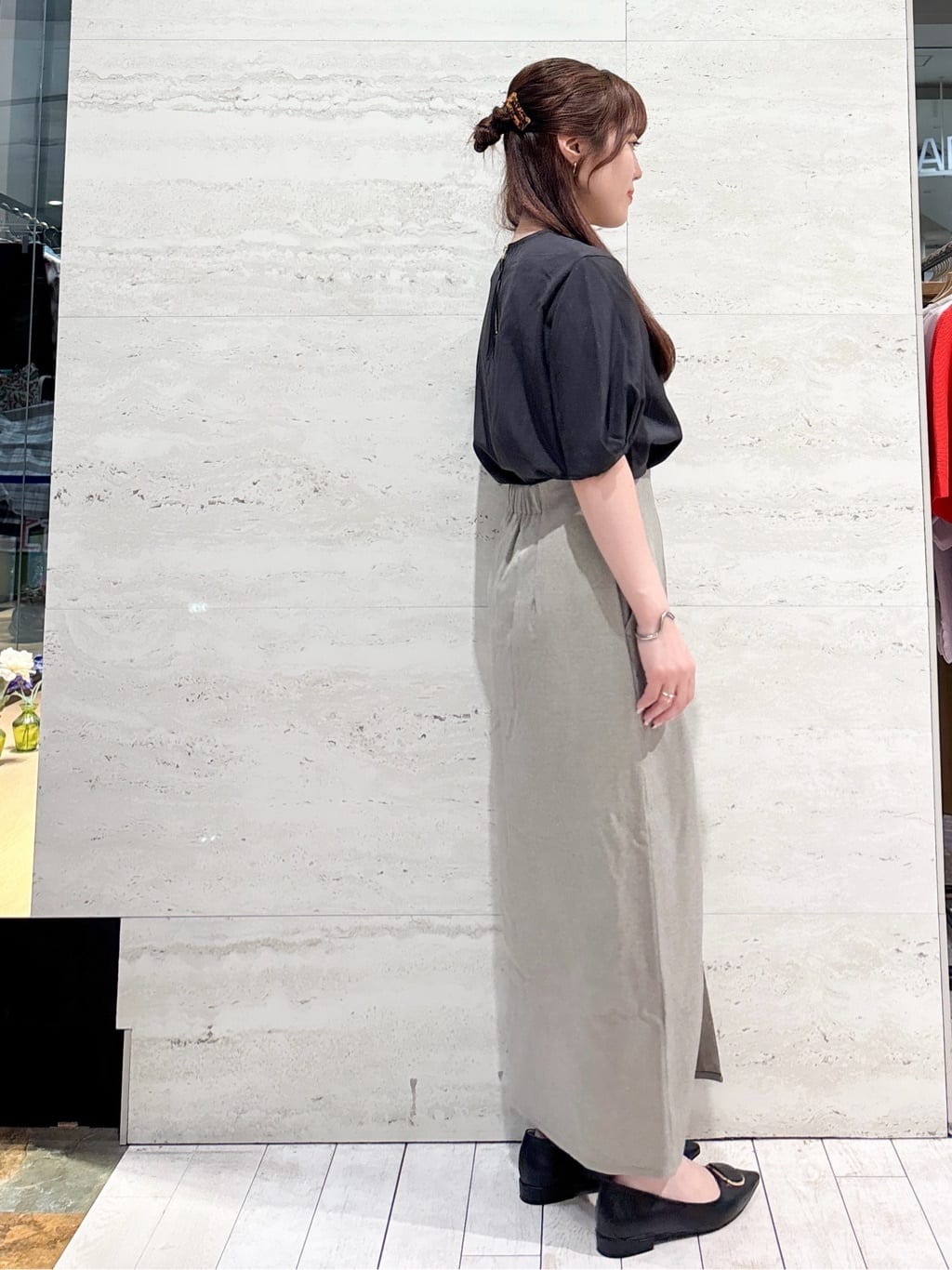かほさんの「OPAQUE.CLIP｜【抗菌防臭加工／通勤対応可能】デザインバックルポインテッドパンプス」を使ったコーディネート