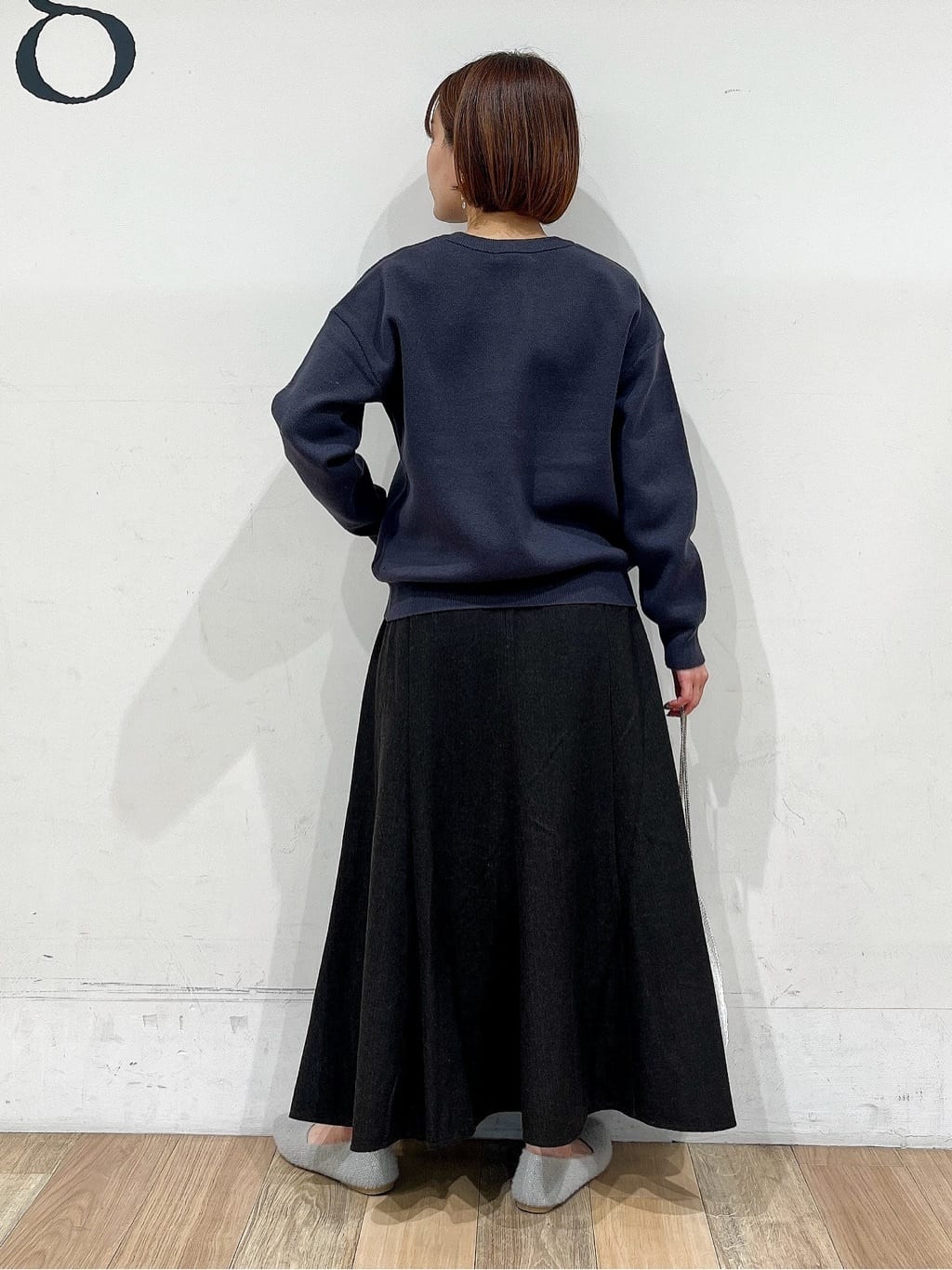 山さんさんの「grove｜カレッジロゴキーネックニット」を使ったコーディネート