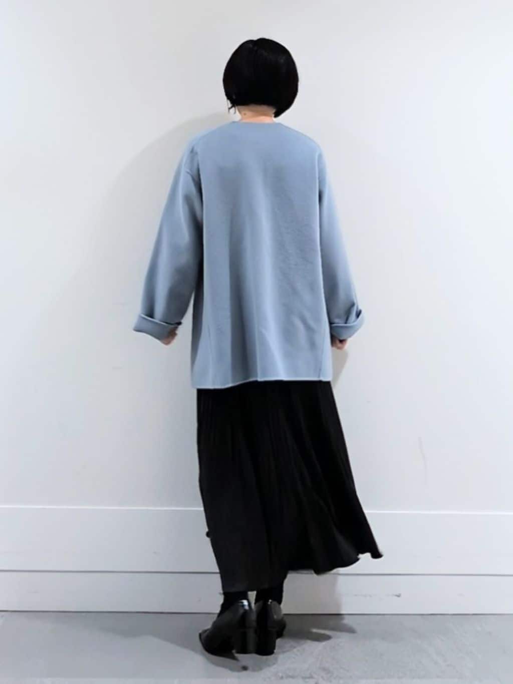 ミズタさんの「UNTITLED｜【洗える/薄手/ウール100%】Vネックロングウールニット」を使ったコーディネート