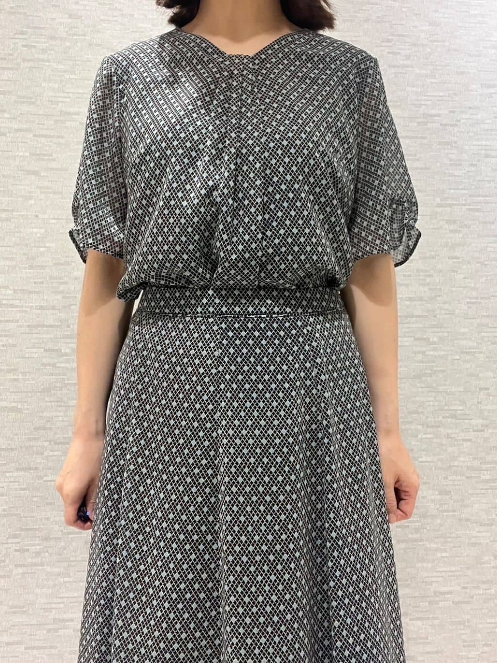 marikoさんの「Reflect｜【マシンウォッシュ可／セットアップ可】コツキ柄プリントブラウス」を使ったコーディネート