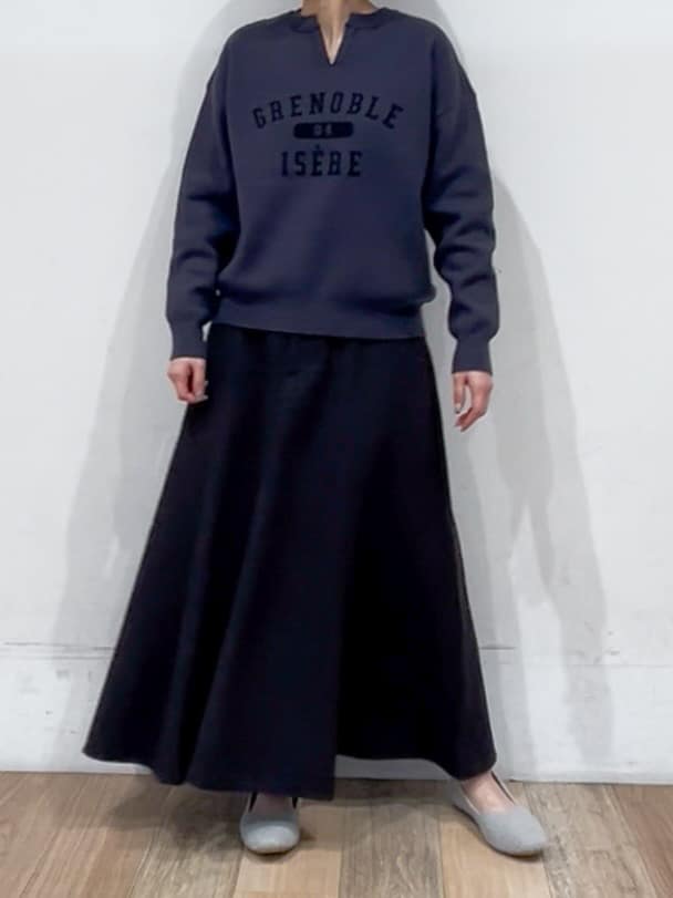 山さんさんの「grove｜カレッジロゴキーネックニット」を使ったコーディネート