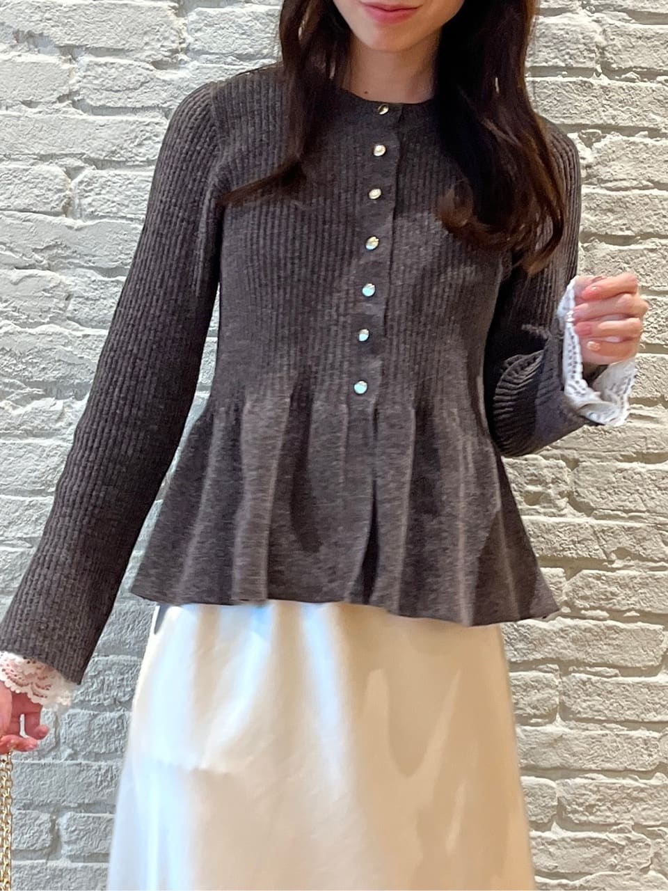 はばさんの「Couture brooch｜【袖口レース・着映え】短毛モールペプラム カーデ」を使ったコーディネート