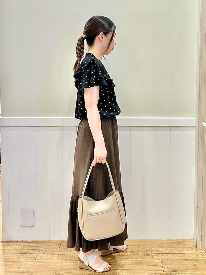 FUJIさんの「SHOO･LA･RUE｜【無地/ドット柄】お袖フリルが華やぐ きれいめブラウス」を使ったコーディネート
