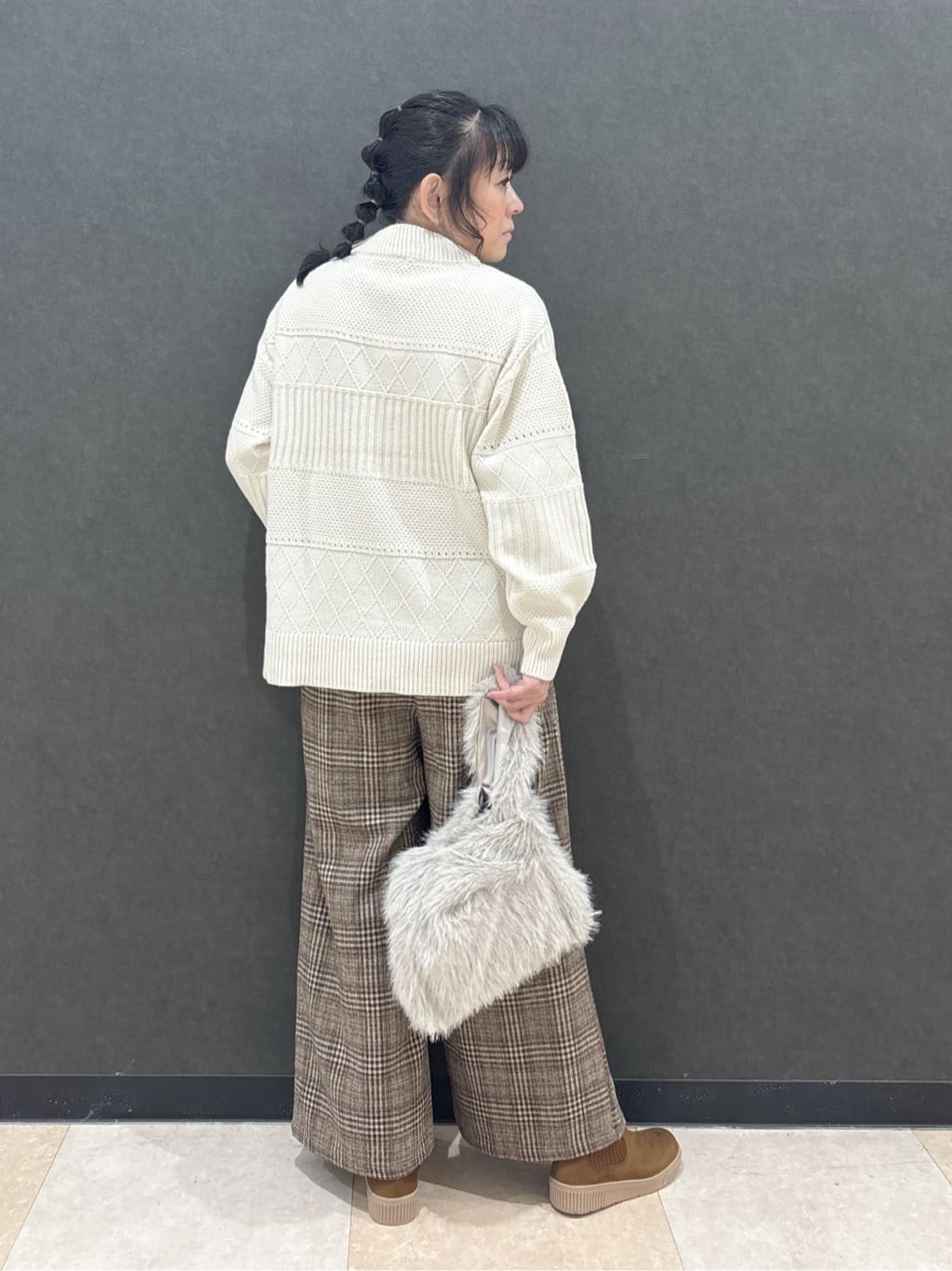 わかさんの「SHOO･LA･RUE｜【あったか/S-LL】脚のラインをきれいに魅せる チェック柄ワイドパンツ」を使ったコーディネート