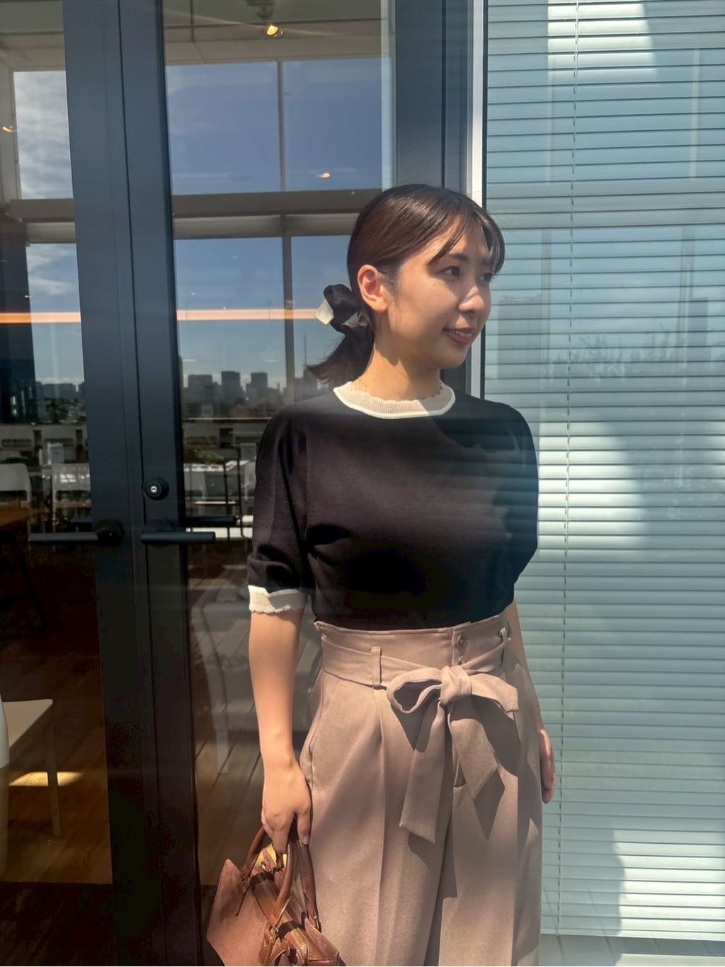 abeさんの「Couture brooch｜【帯電防止・通勤】ウエストリボン サスペンダー付きワイドパンツ」を使ったコーディネート