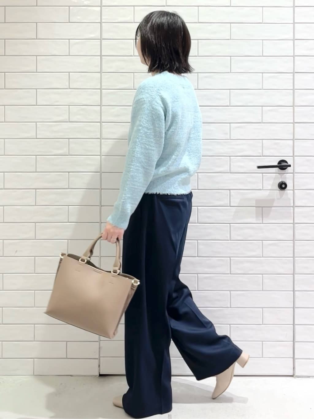 しおりさんの「OPAQUE.CLIP｜スパンコールフェザーVネックニット【洗濯機OK】」を使ったコーディネート