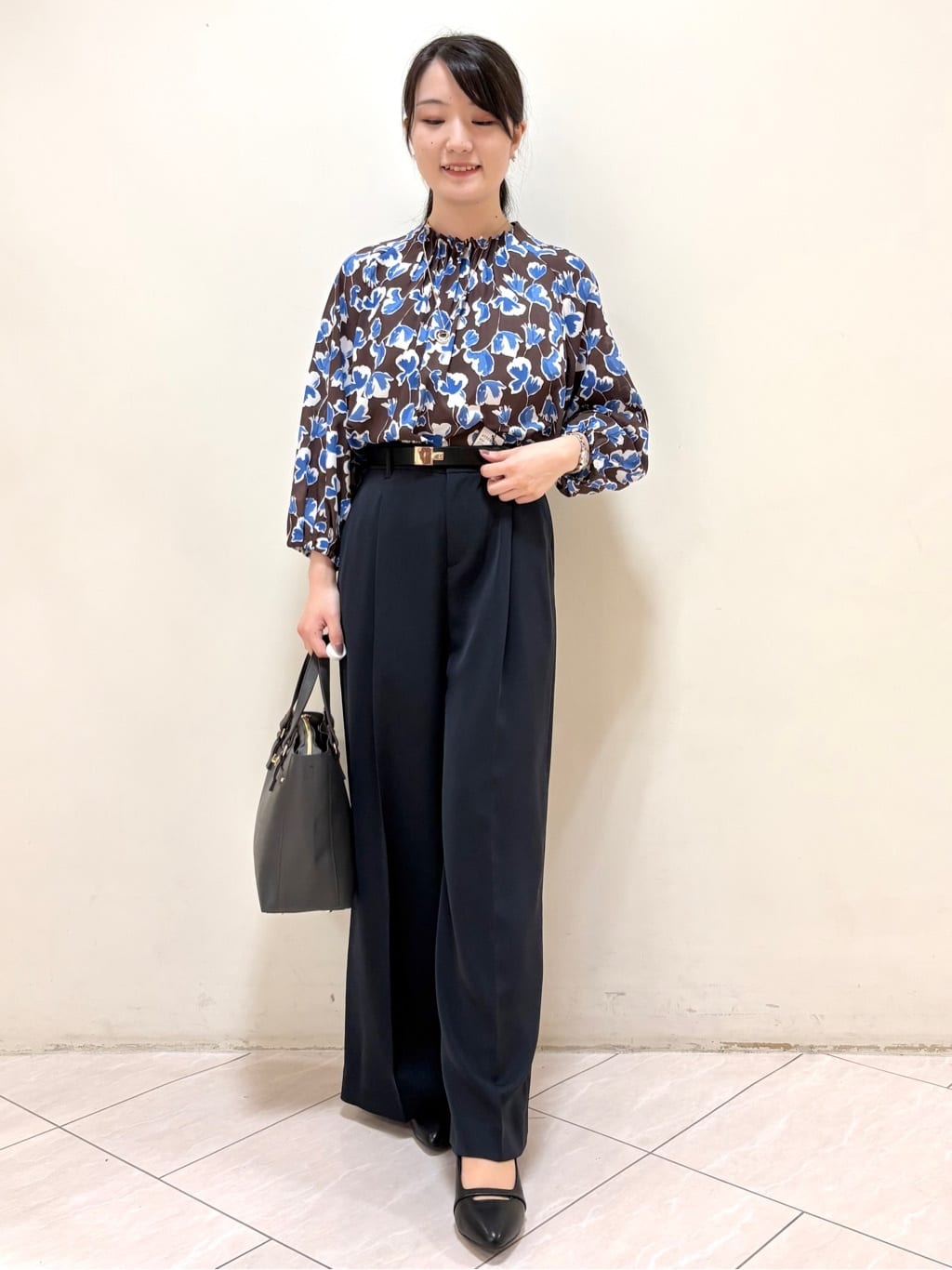 mikiさんの「Reflect｜【ジャケットのインナーにおすすめ◎】花柄タックデザインブブラウス」を使ったコーディネート