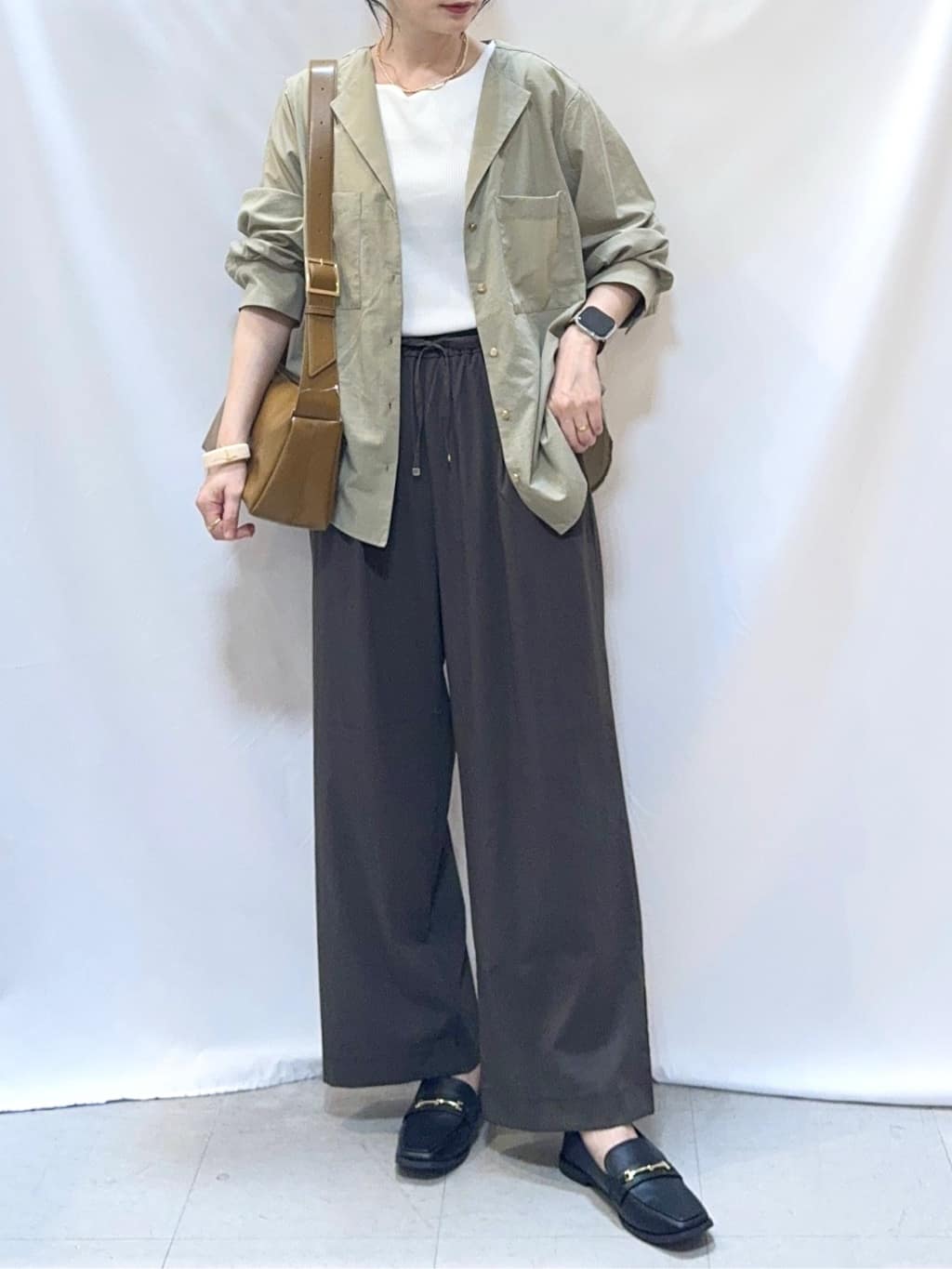𝐇𝐢𝐫𝐨𝐦𝐢さんの「SHOO･LA･RUE｜【S-LL】大人ヘルシーなこなれ感 オープンカラーシャツ」を使ったコーディネート