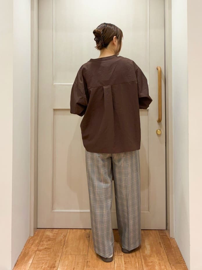kawaさんの「SHOO･LA･RUE｜【洗濯機可】羽織りにもなる ビックポケットVネックシャツ」を使ったコーディネート
