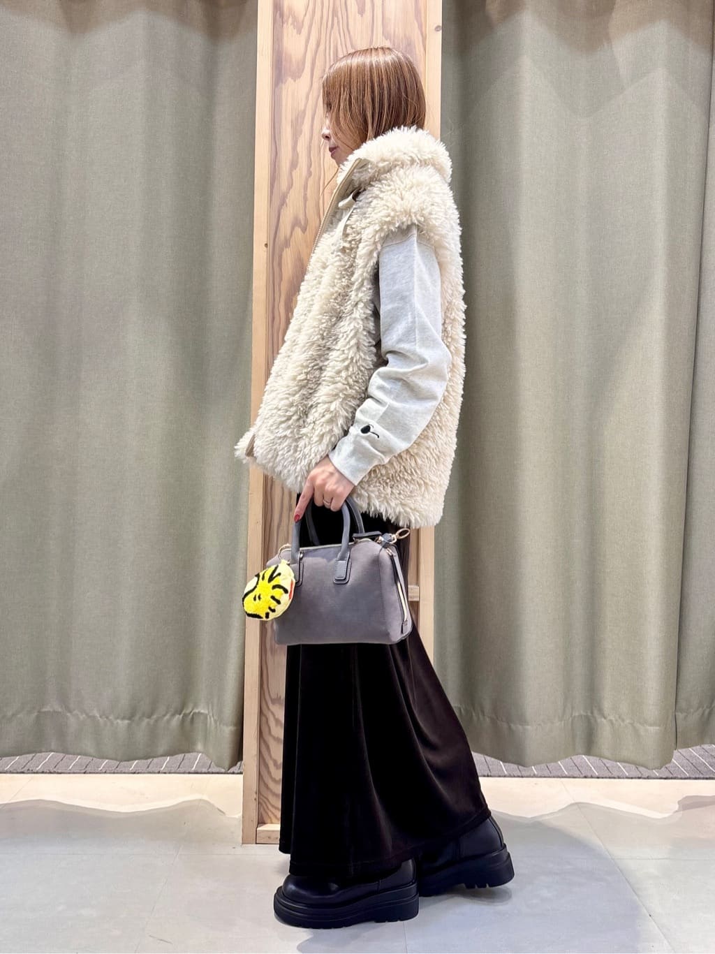HaNeさんの「THE SHOP TK｜プラスするだけでこなれ見え ボアベスト」を使ったコーディネート