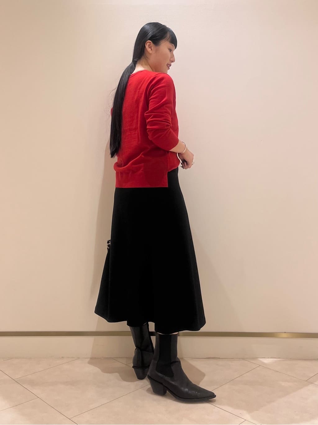 hasuさんの「INDIVI｜【洗える／毛玉になりにくい】エクストラファインウール Vネックニット」を使ったコーディネート