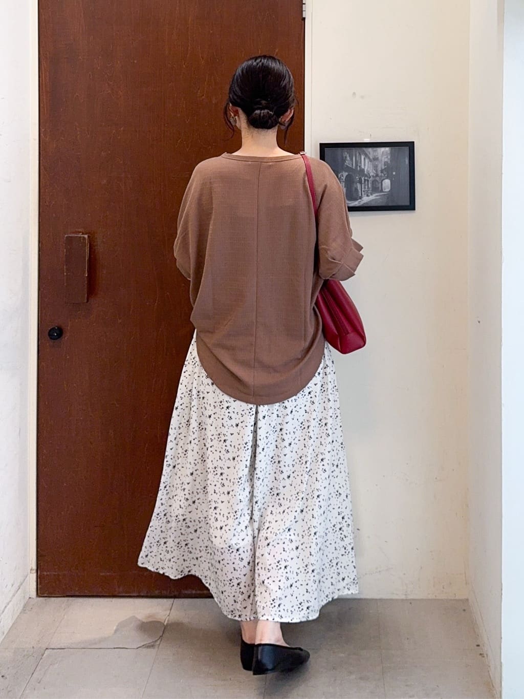 𝐇𝐢𝐫𝐨𝐦𝐢さんの「SHOO･LA･RUE｜【S-LL/裏地ひんやり】スカート見えで上品に マットサテンスカーチョ」を使ったコーディネート