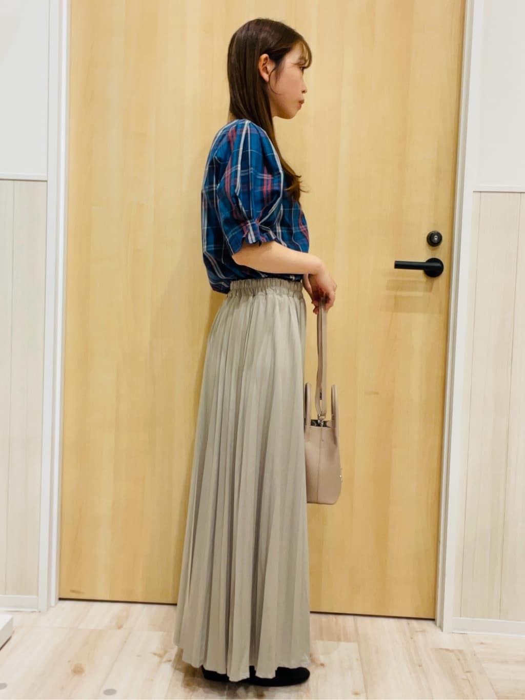 minamiさんの「SHOO･LA･RUE｜【S-LL/5分袖】お袖タックできれいに魅せる 大人のチェックブラウス」を使ったコーディネート