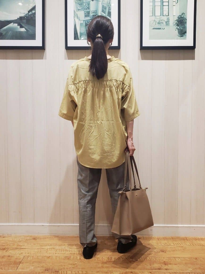 なっちゃんさんの「SHOO･LA･RUE｜【S-LL/洗濯後しわになりにくい】バックギャザーがアクセント スッキパーブラウス」を使ったコーディネート