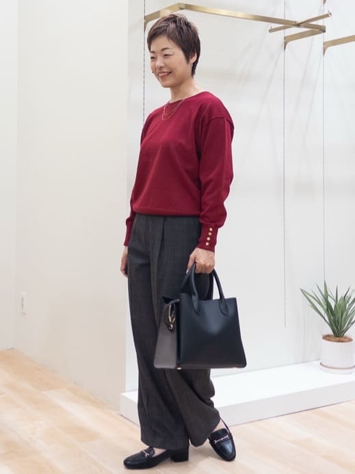 シュウコさんの「grove｜ON/OFF毎日使える！袖口ボタンドロップショルダーニット」を使ったコーディネート