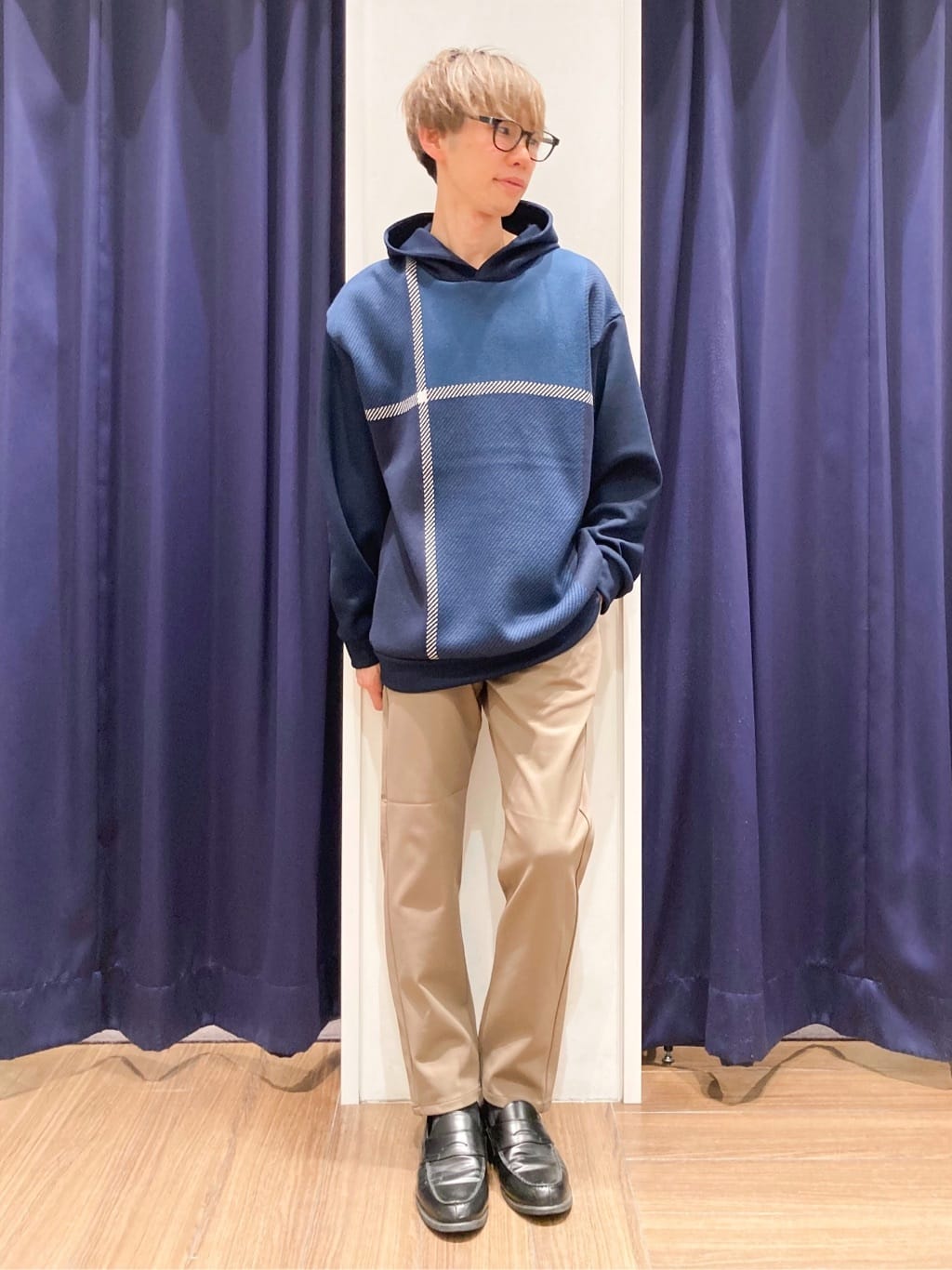 つーじーさんの「THE SHOP TK｜【大人の休日スタイルにはこれ！】フロントチェック柄ニットパーカ　洗濯機OK」を使ったコーディネート