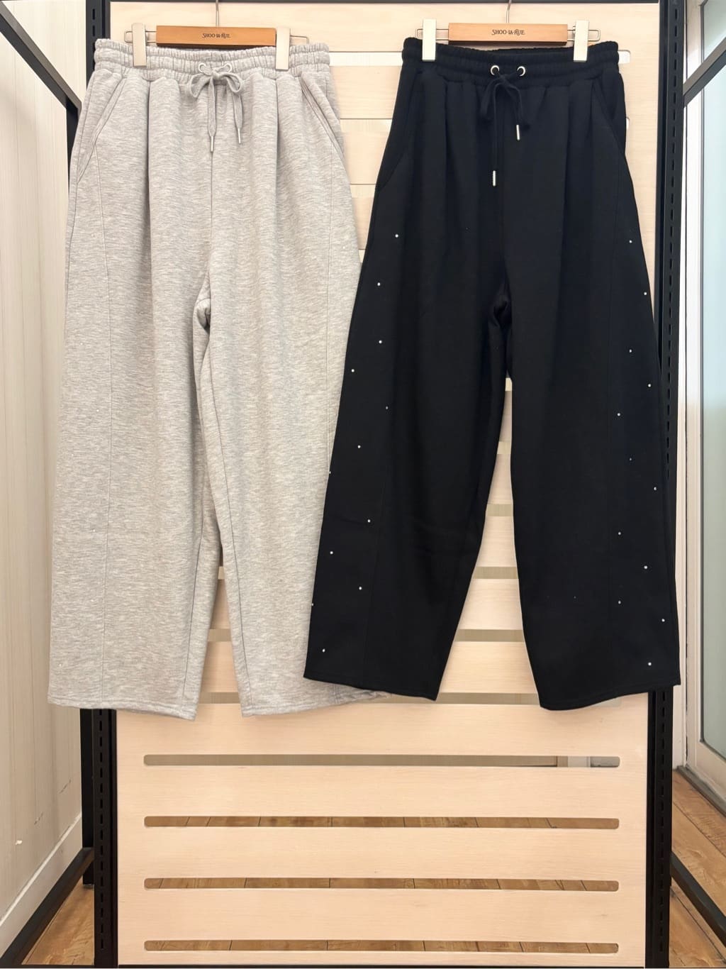 もち。さんの「SHOO･LA･RUE｜【洗濯機可/あったか/S-LL】裏起毛ストーン付き スウェットカーブパンツ」を使ったコーディネート