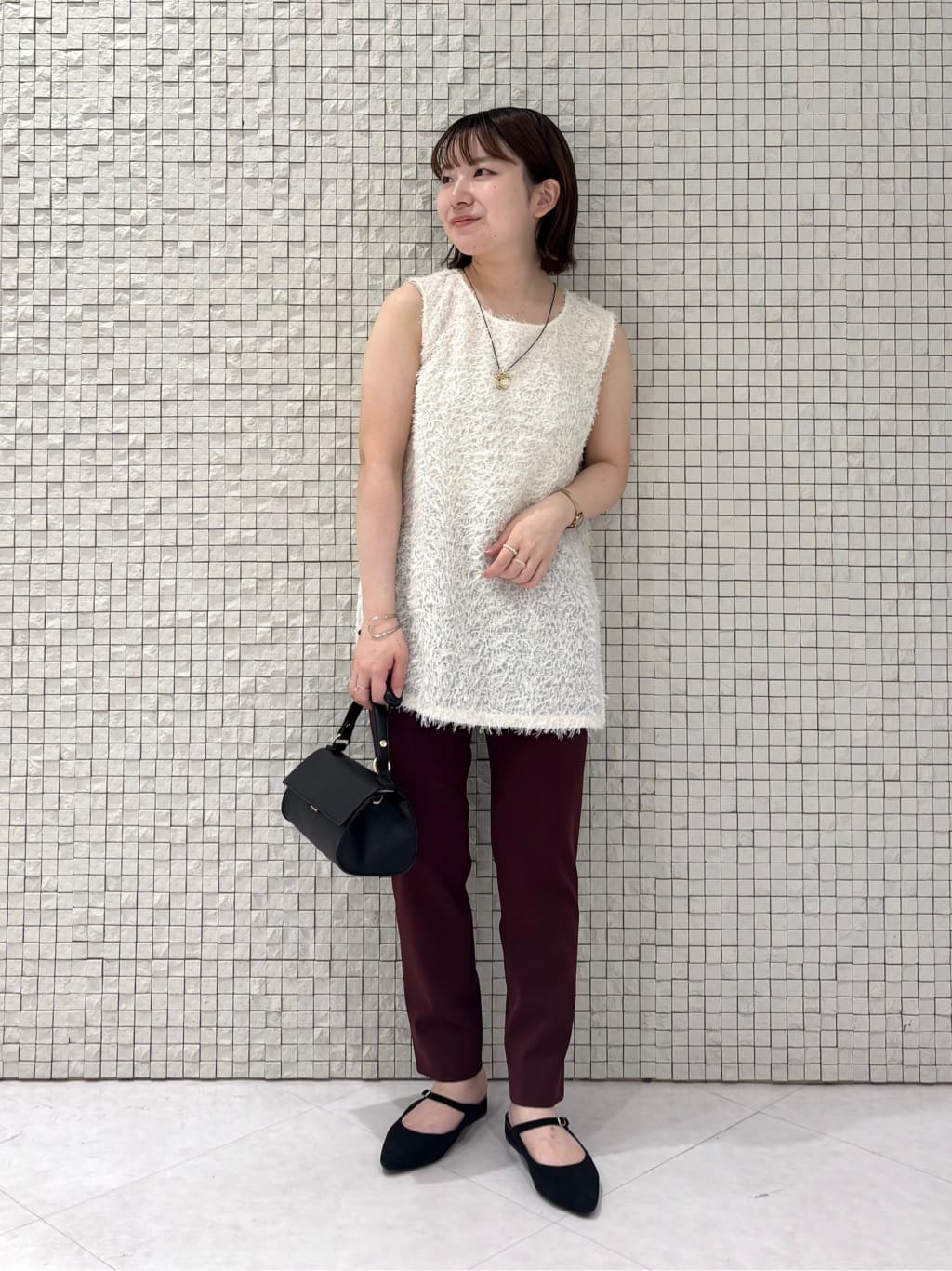 sakuさんの「INDIVI｜人気NO.1【褒められパンツ／高ストレッチ／ウエストゴム】タックテーパードパンツ」を使ったコーディネート