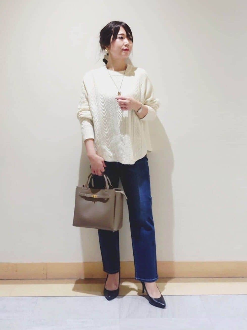 TOMOMIさんの「INDIVI｜【洗える】ケーブルデザイン ラウンドヘムニット」を使ったコーディネート