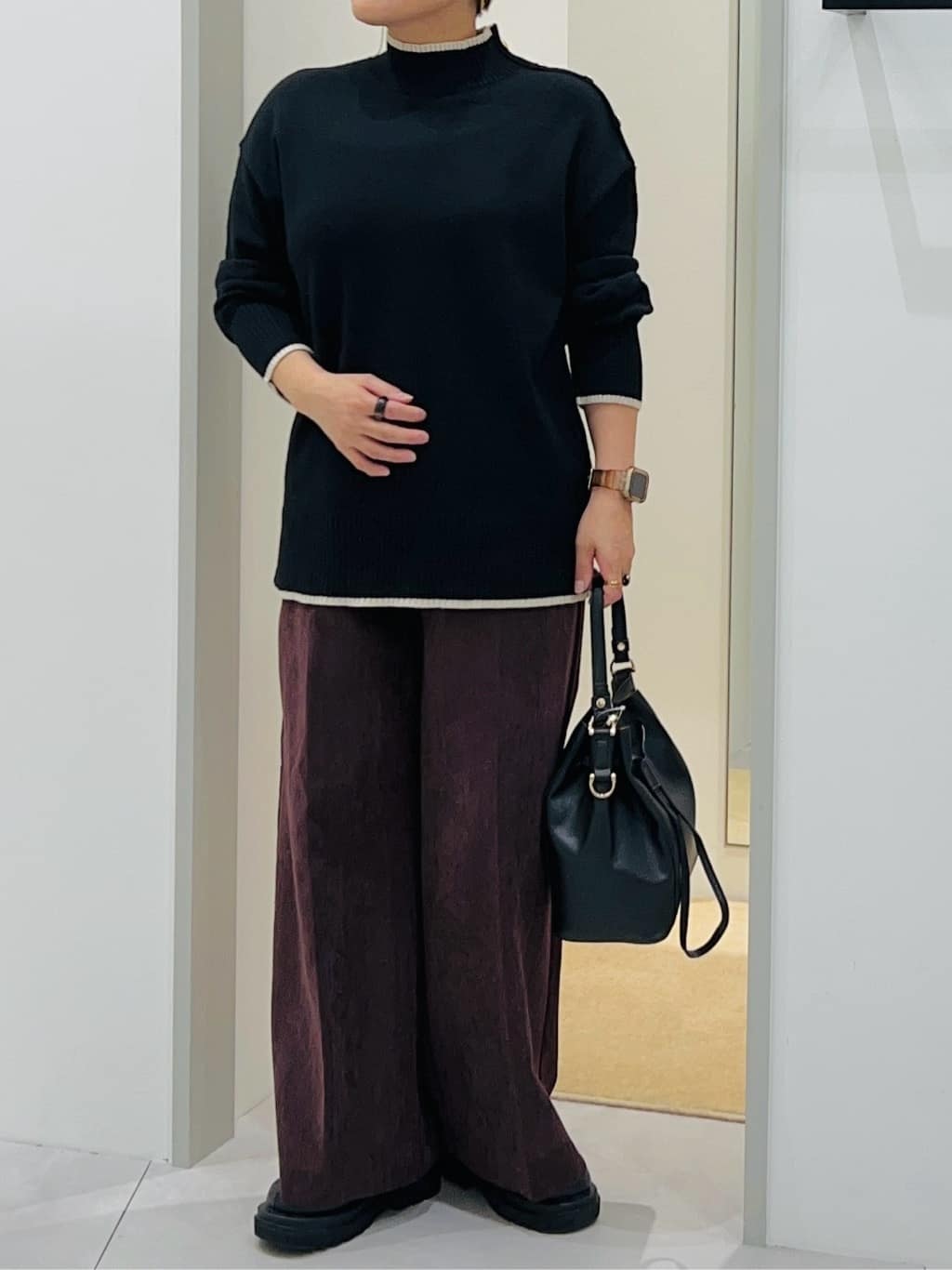 タナさんの「THE SHOP TK｜【インしないで着られる】金ボタン ハイネックニット/毛玉になりにくい/静電気防止/洗濯機OK」を使ったコーディネート