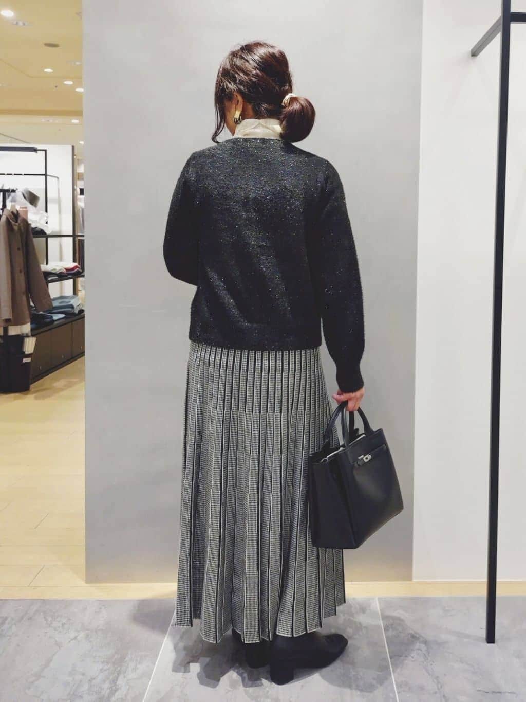 TOMOMIさんの「INDIVI｜【洗える】ラメニットカーディガン」を使ったコーディネート