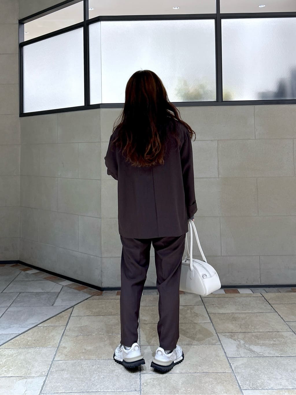 よねさんの「INDIVI｜Comfy SET UP｜イージーテーパードパンツ【セットアップ対応／通勤/カセット服】」を使ったコーディネート