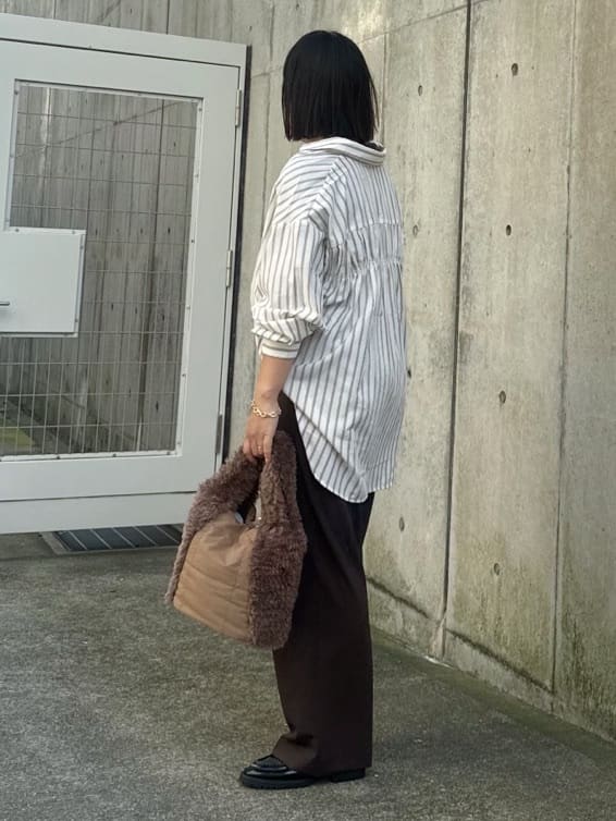 chさんの「THE SHOP TK｜【後ろ姿もサマになる】ストライプ バックシャーリングシャツ/体型カバー/洗える」を使ったコーディネート
