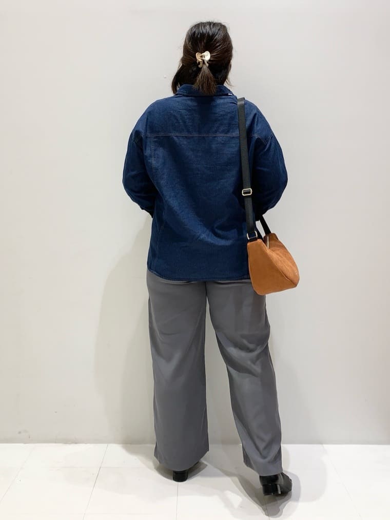 みいちゃんさんの「grove｜きれい見えとリラックス感を両立。秋の大人カジュアルに効くイージーパンツ」を使ったコーディネート