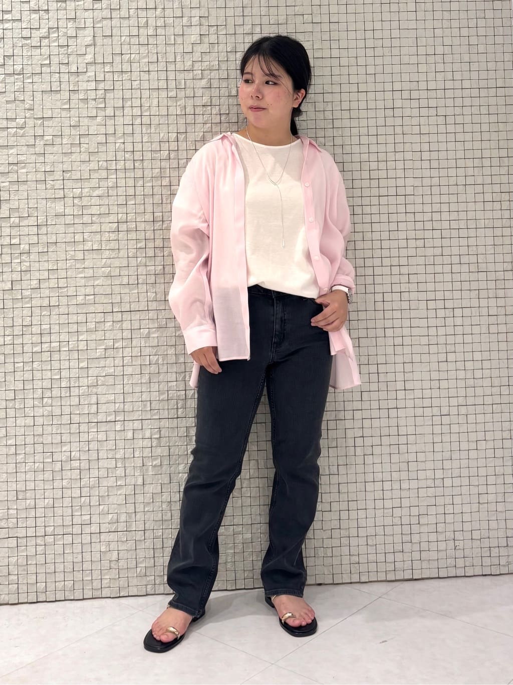 MEGUMIさんの「INDIVI｜【体型カバー／清涼感】シアーオーバーシャツ」を使ったコーディネート