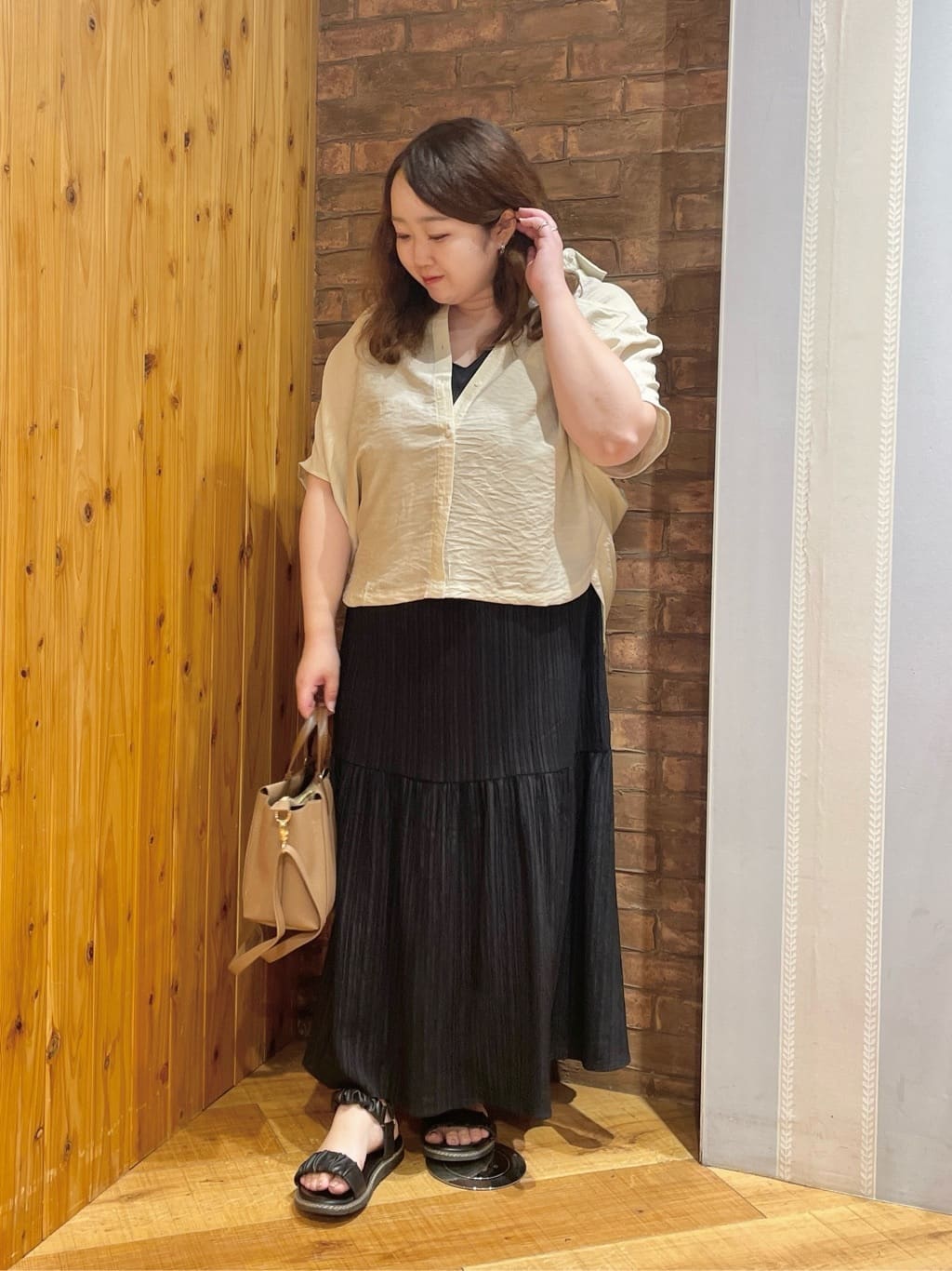 Risaさんの「SHOO･LA･RUE｜【S-LL】後ろ姿も抜かりなく 1枚でサマ見え ティアードワンピース」を使ったコーディネート