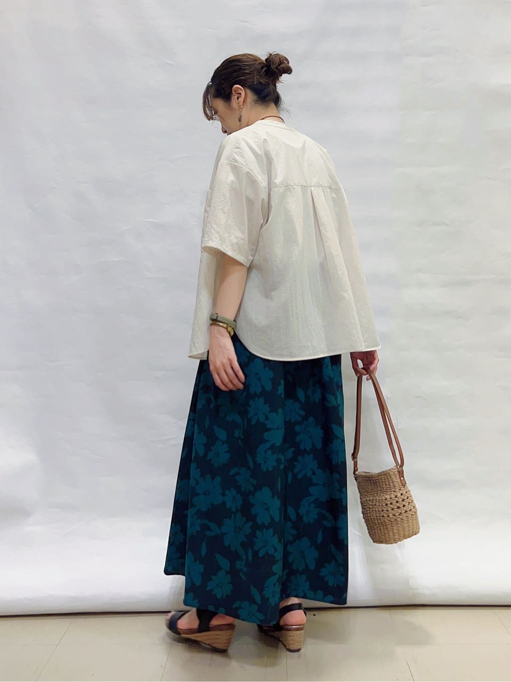 まっつんさんの「SHOO･LA･RUE｜【高レビュー/着丈選べる】華やかさをプラスする アソートロングスカート」を使ったコーディネート