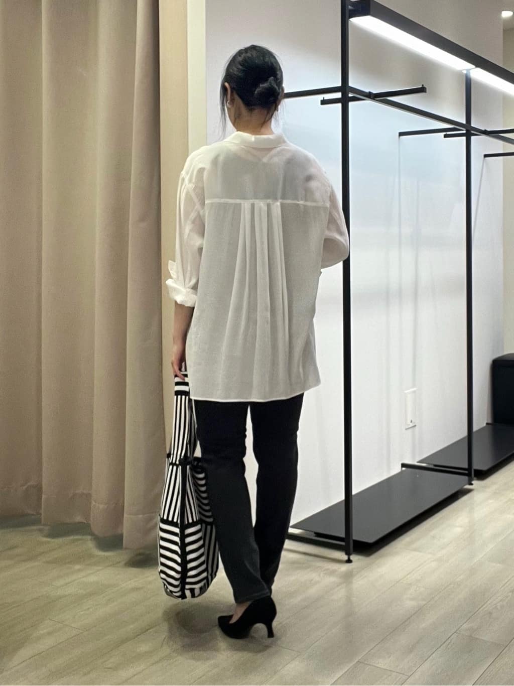 TOMOMIさんの「INDIVI｜【体型カバー／清涼感】シアーオーバーシャツ」を使ったコーディネート
