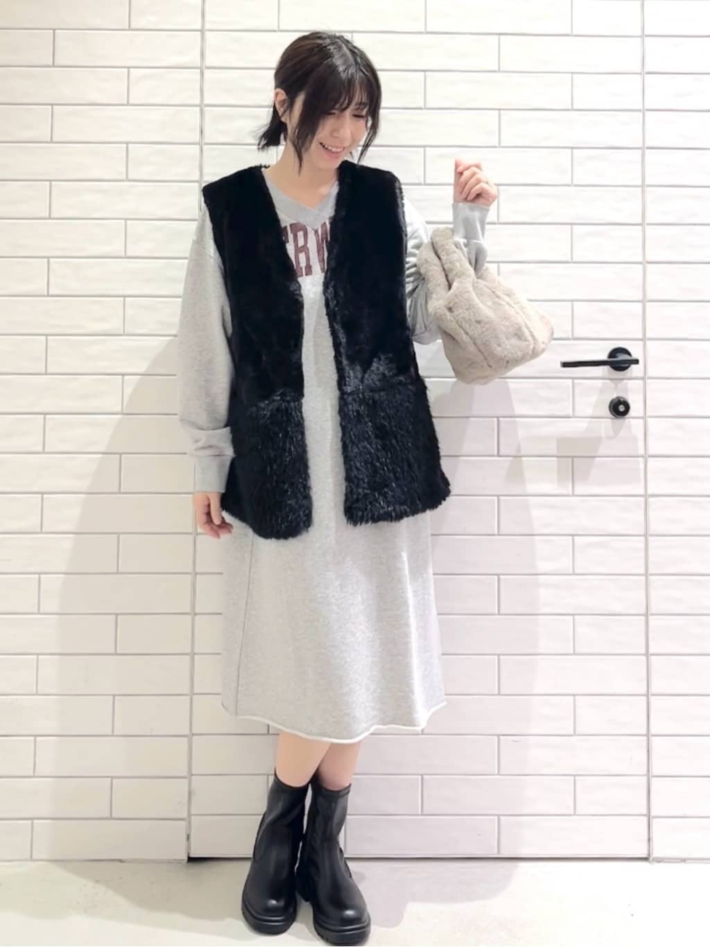 しおりさんの「OPAQUE.CLIP｜ロゴプリント裏毛ワンピース【洗濯機OK】」を使ったコーディネート