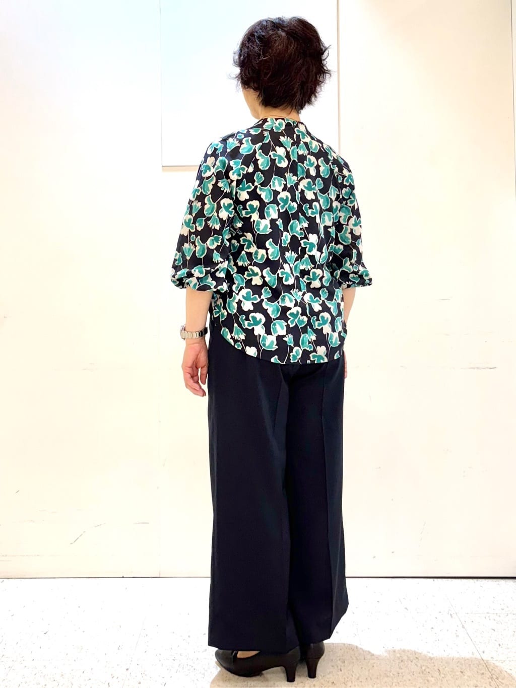 ヤスコさんの「Reflect｜【ジャケットのインナーにおすすめ◎】花柄タックデザインブブラウス」を使ったコーディネート