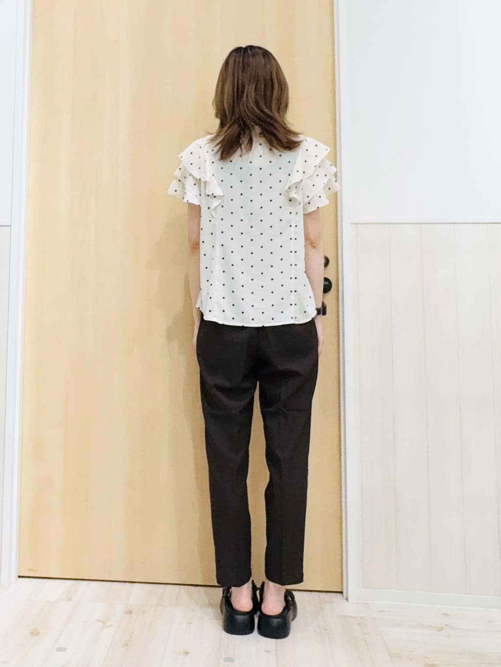 Naさんの「SHOO･LA･RUE｜【無地/ドット柄】お袖フリルが華やぐ きれいめブラウス」を使ったコーディネート