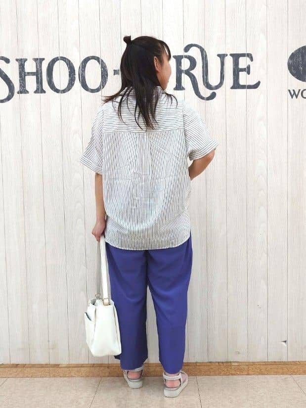 とろろさんの「SHOO･LA･RUE｜【S-LL/UV/接触冷感/抗菌防臭】体型を自然にカバー フレンチリネンブレンド襟付ドルマンシャツ」を使ったコーディネート