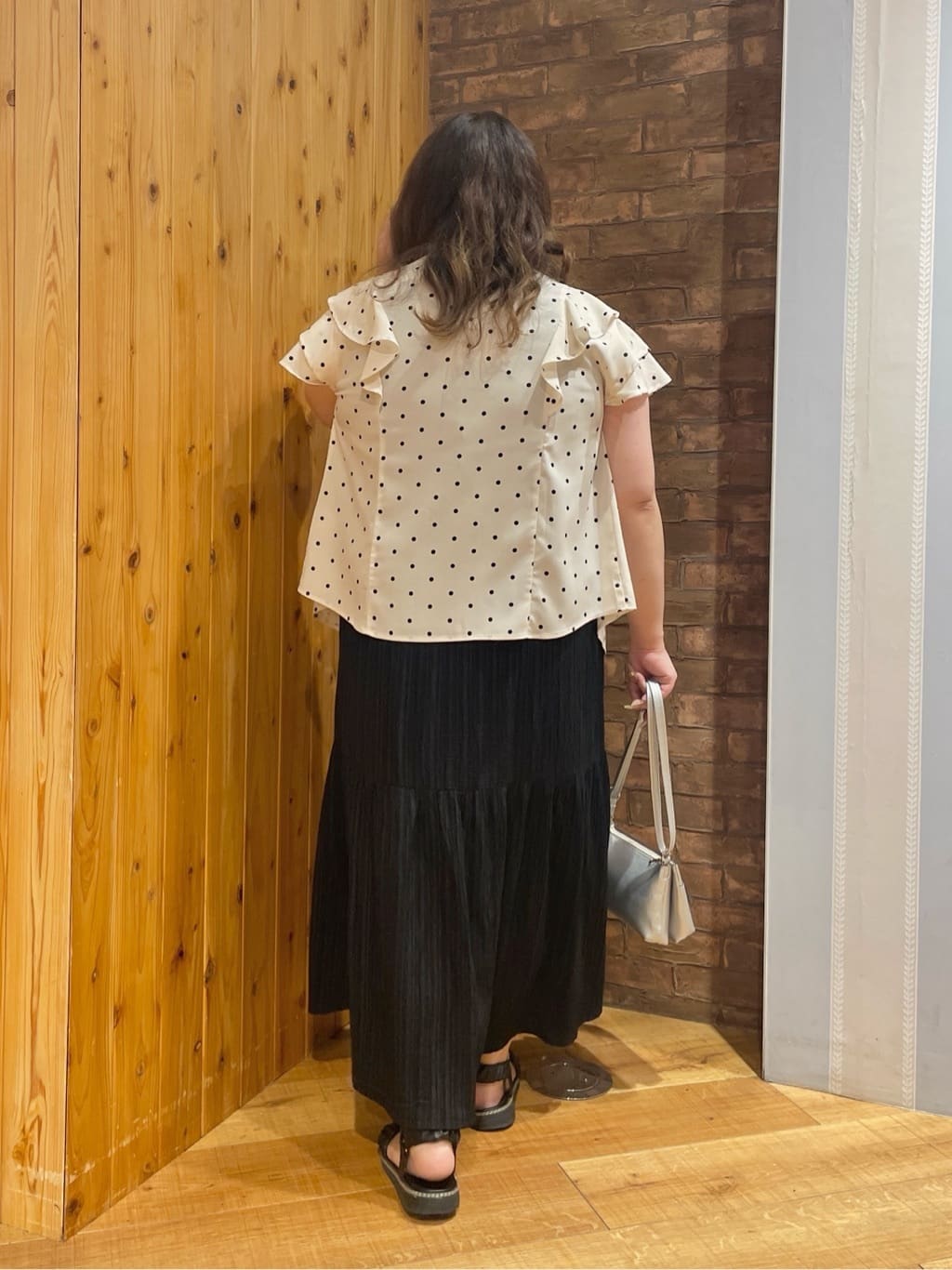 Risaさんの「SHOO･LA･RUE｜【S-LL】後ろ姿も抜かりなく 1枚でサマ見え ティアードワンピース」を使ったコーディネート
