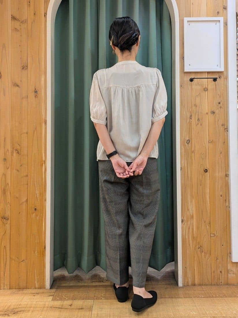 ショーコラさんの「SHOO･LA･RUE｜【洗える/S-LL】大人上品な印象のサテン5分袖ブラウス」を使ったコーディネート