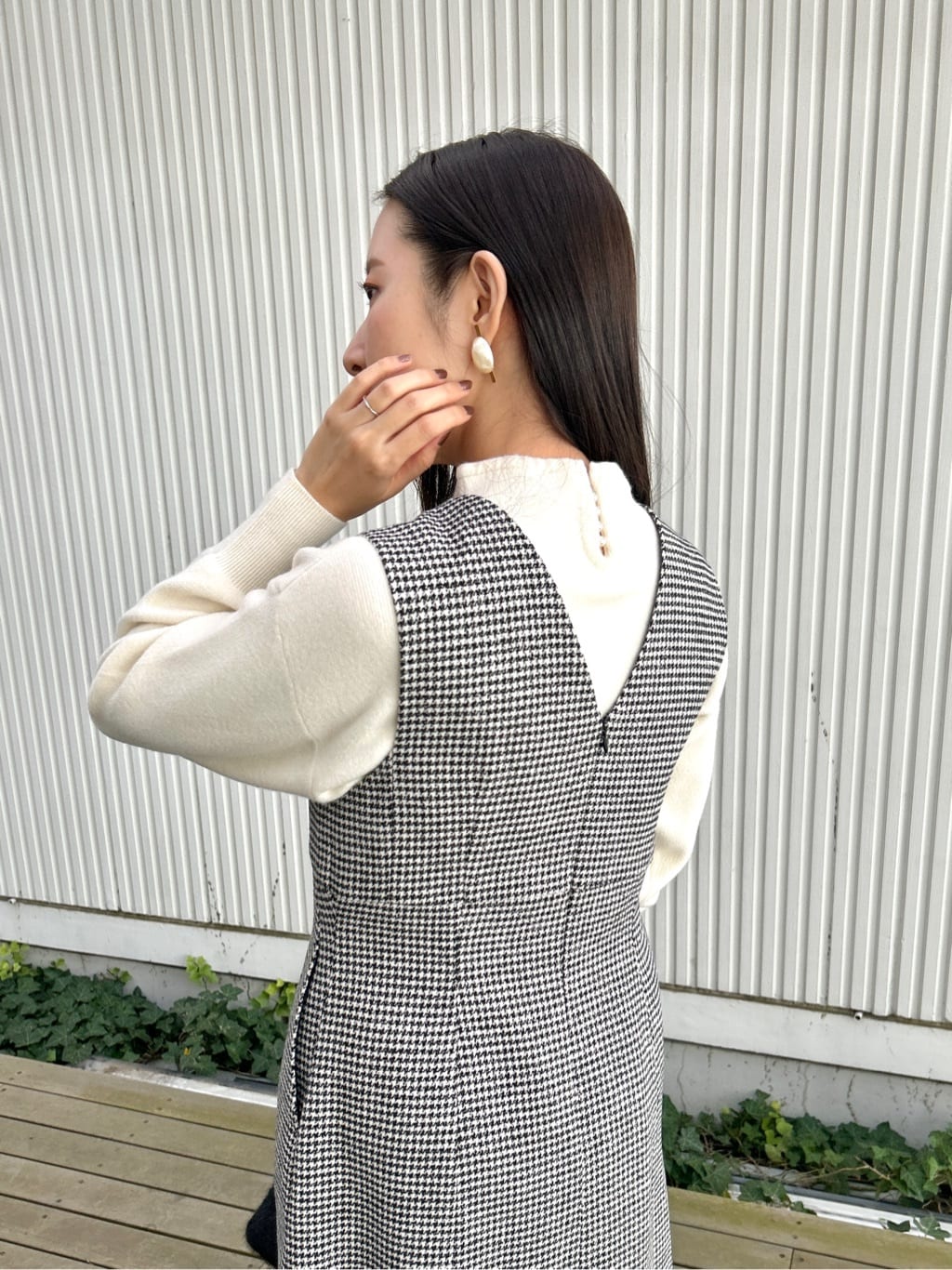 teiさんの「Couture brooch｜【ゆるふわ・通勤】リッシュアンゴラ バックパール調ニット」を使ったコーディネート