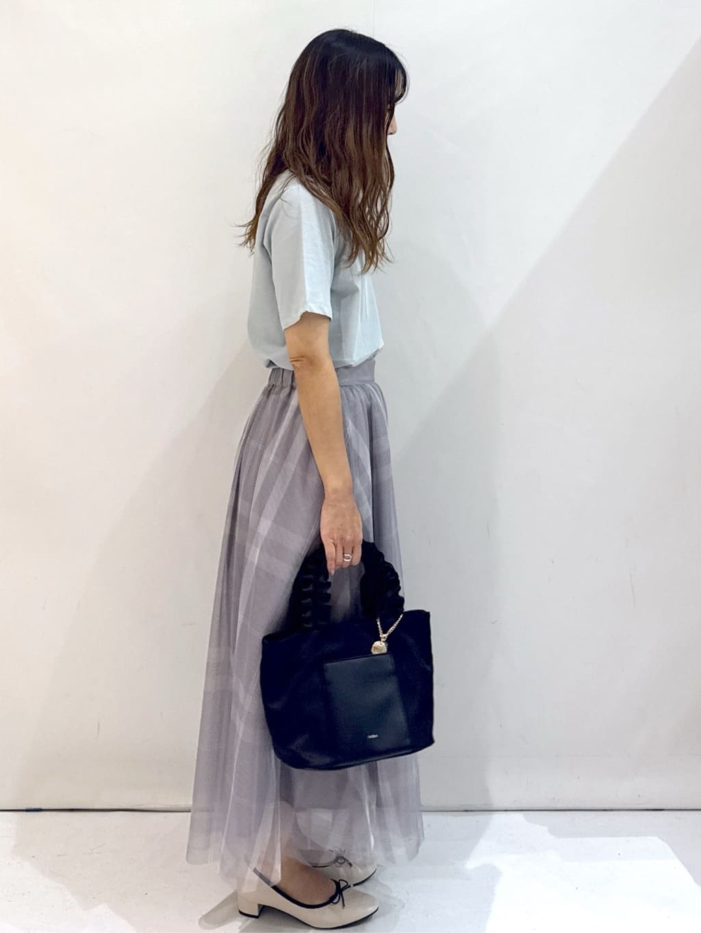 hirokoさんの「OPAQUE.CLIP｜スパンコール刺繍ロゴTシャツ【洗濯機洗い可／接触冷感／UVケア】」を使ったコーディネート