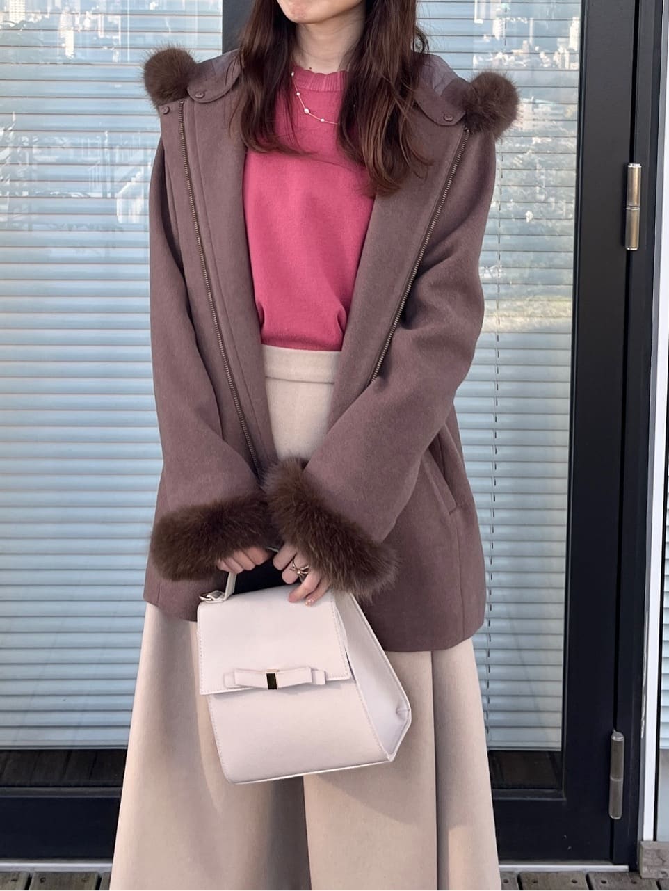 はばさんの「Couture brooch｜【大人可愛い・フード取り外し可能】フードフェイクファー ハーフ丈コート」を使ったコーディネート
