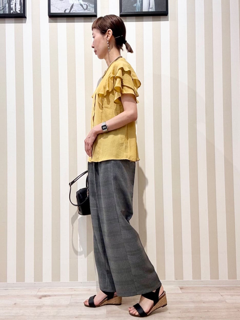 まつこさんの「SHOO･LA･RUE｜【無地/ドット柄】お袖フリルが華やぐ きれいめブラウス」を使ったコーディネート