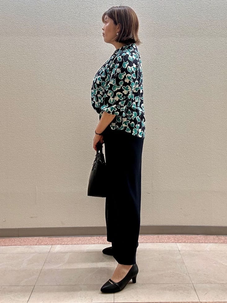 chinatsuさんの「Reflect｜【ジャケットのインナーにおすすめ◎】花柄タックデザインブブラウス」を使ったコーディネート