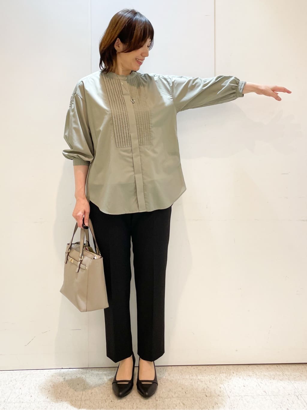 めいさんの「Reflect｜【程よいゆとり感／体型カバー】ピンタックデザインシャンブレーブラウス」を使ったコーディネート