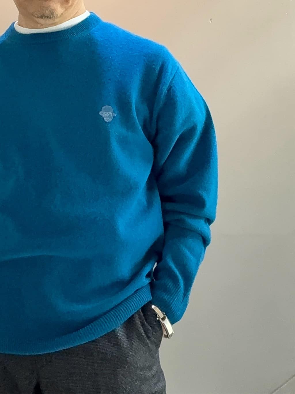 デザイナーTAKEman さんの「TAKEO KIKUCHI｜【Air Palette Knit】ワンポイント カラーニット プルオーバー」を使ったコーディネート