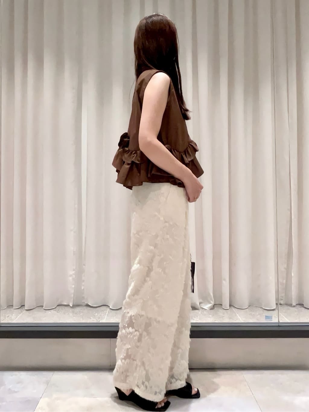 maiさんの「OPAQUE.CLIP｜《Can Cam掲載》裾ラッフルフリルシャツ【洗濯機洗い可】」を使ったコーディネート