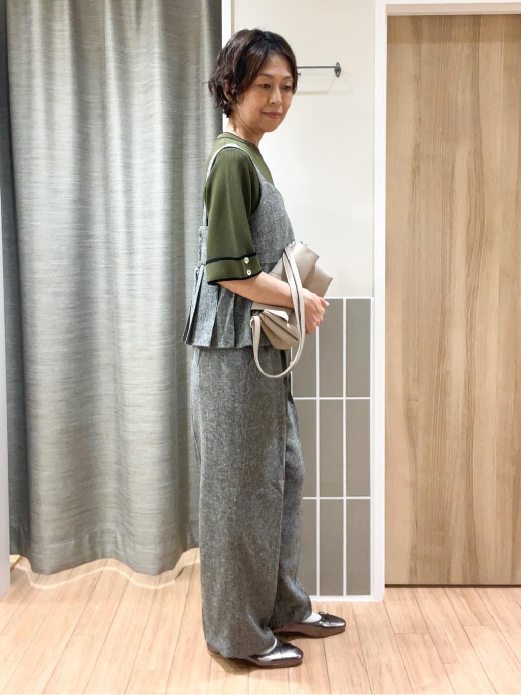 ヨッコさんの「grove｜【2点SET/体型カバー】夏から秋まで着まわせる！プリーツビスチェセットアップ」を使ったコーディネート